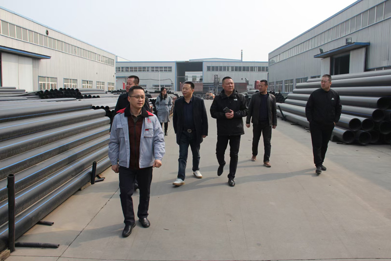 新疆天業(yè)集團(tuán)公司董事長李河、譚新民等人蒞臨陜西甘霖實(shí)業(yè)公司考察指導(dǎo)工作