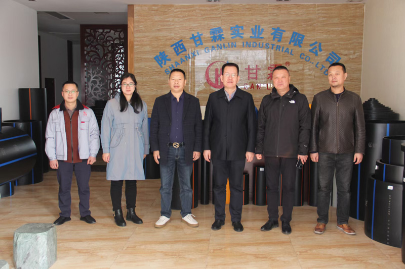 新疆天業(yè)集團(tuán)公司董事長李河、譚新民等人蒞臨陜西甘霖實(shí)業(yè)公司考察指導(dǎo)工作